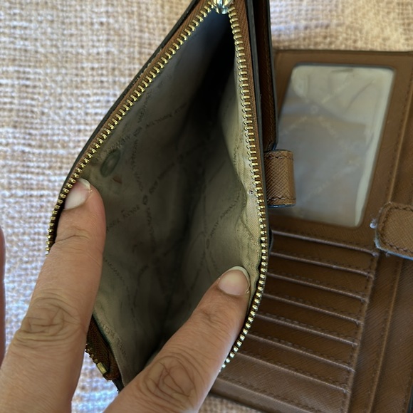 MICHAEL KORS Travel Wallet - Picture 5 of 9